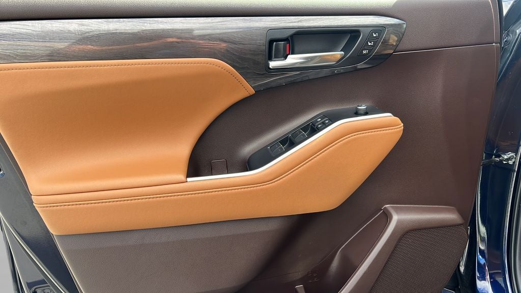 2022 Toyota Highlander Hybrid Platinum
