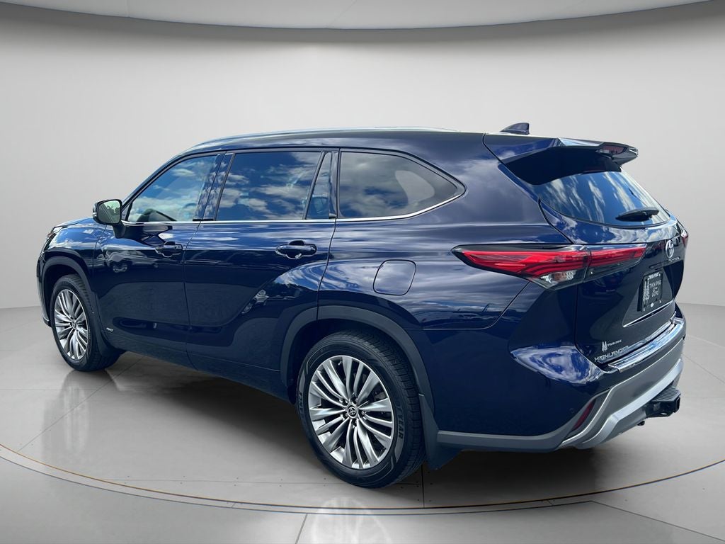 2022 Toyota Highlander Hybrid Platinum