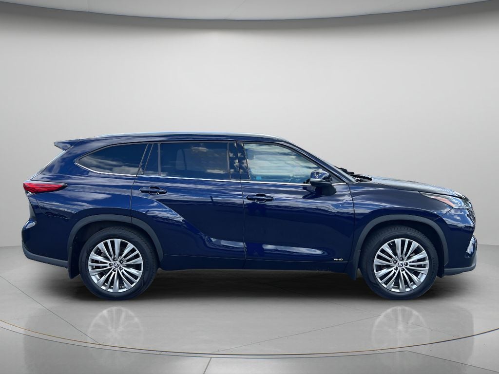 2022 Toyota Highlander Hybrid Platinum