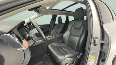 2023 Volvo XC60 B5 Plus Dark Theme