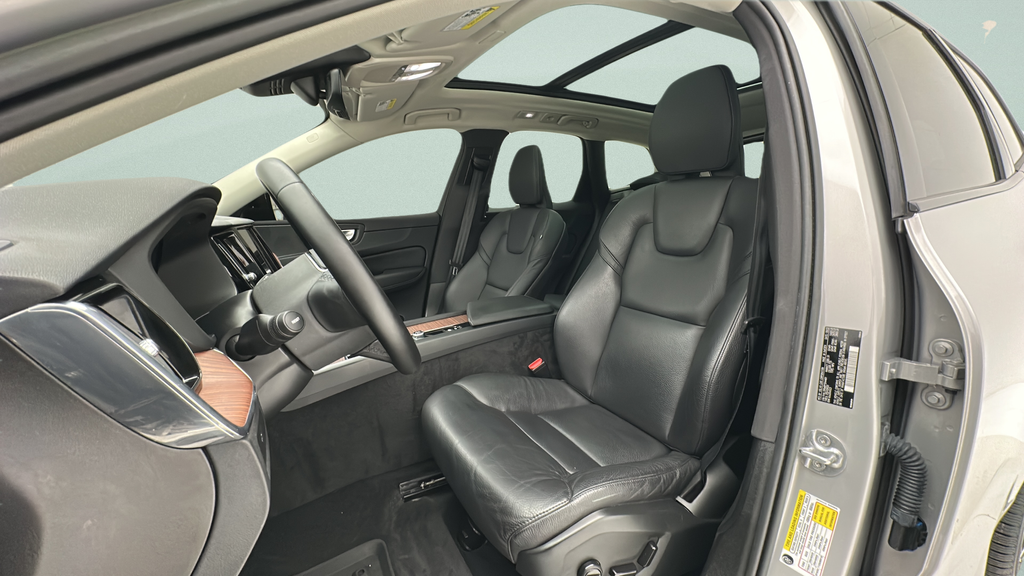 2023 Volvo XC60 B5 Plus Dark Theme