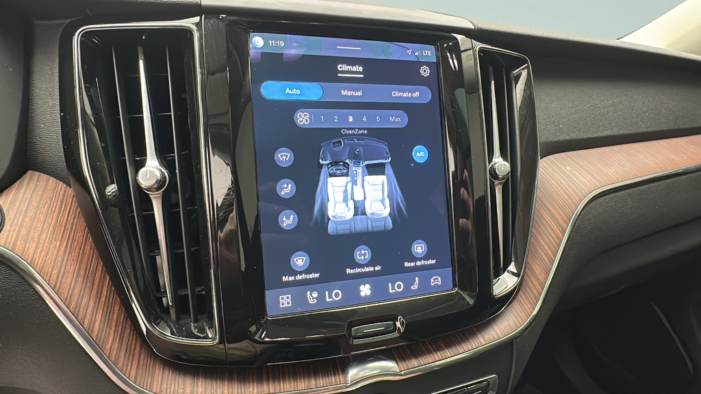 2023 Volvo XC60 B5 Plus Dark Theme