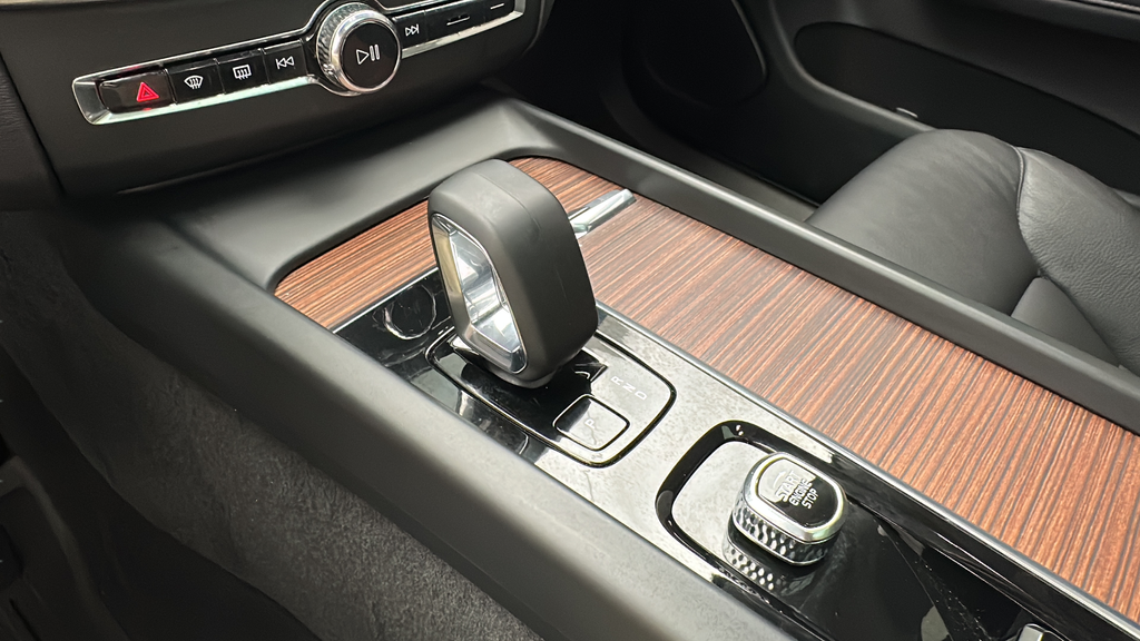 2023 Volvo XC60 B5 Plus Dark Theme
