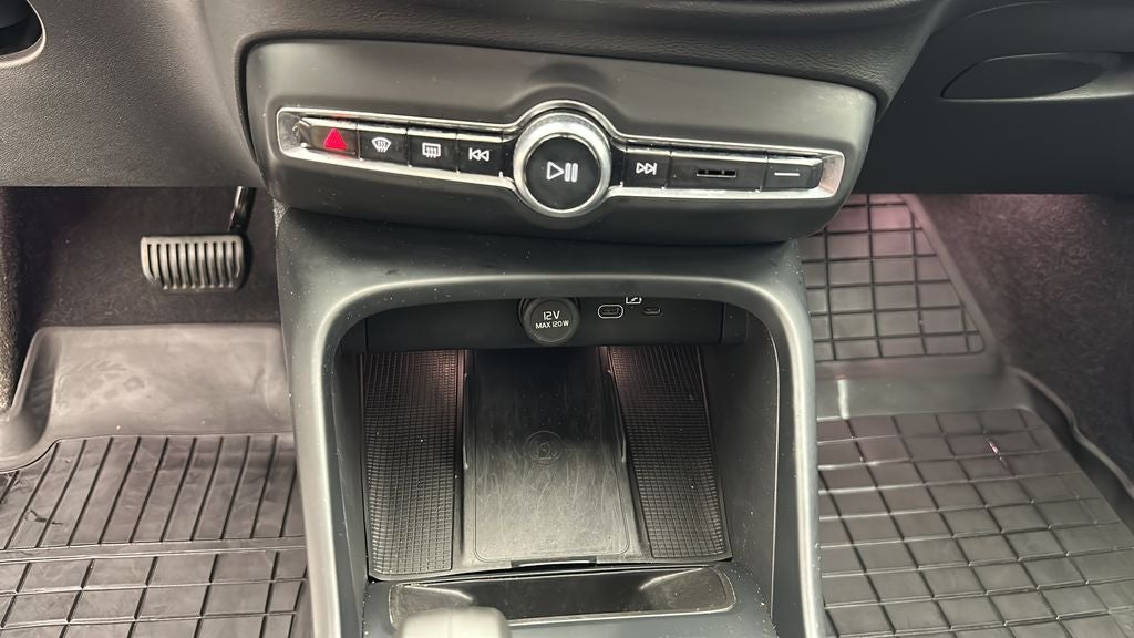 2024 Volvo XC40 B5 Core