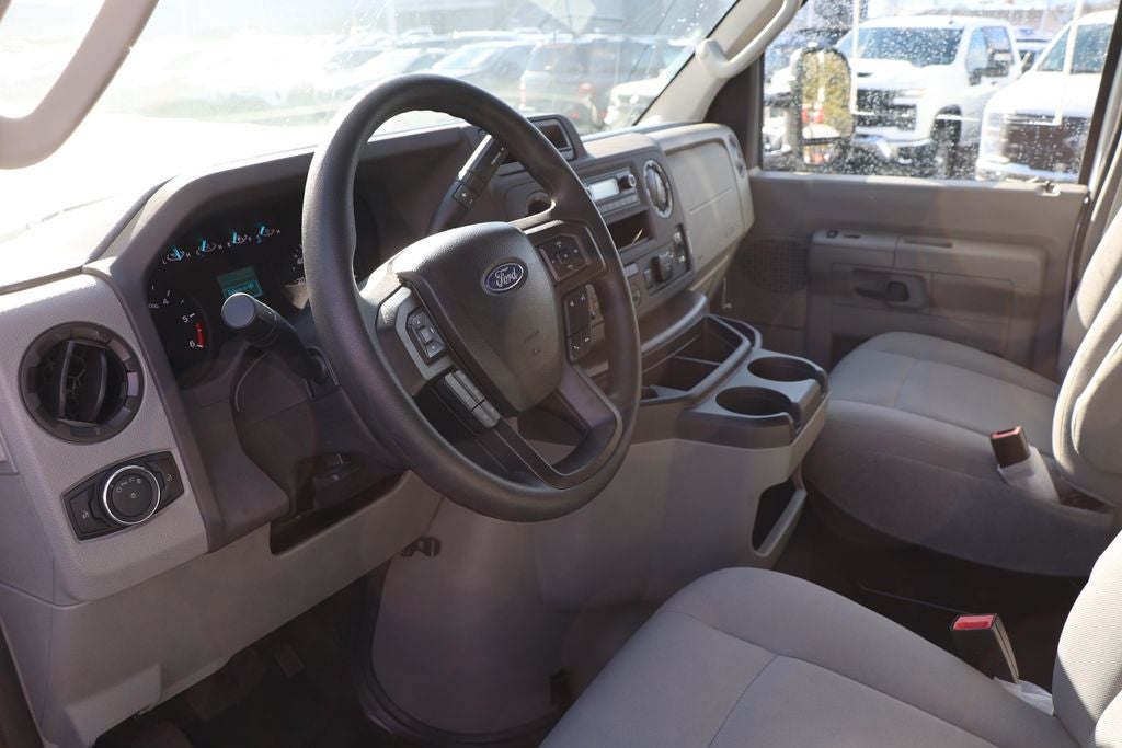 2025 Ford Super Duty E-450 Box Truck