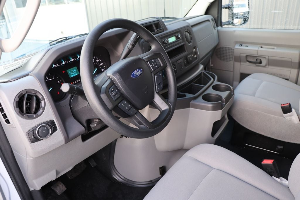 2025 Ford Super Duty E-450 Box Truck