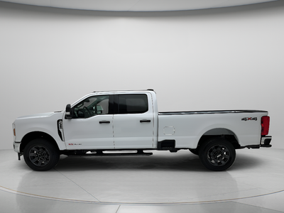 2027 Ford Super Duty F-350 XLT