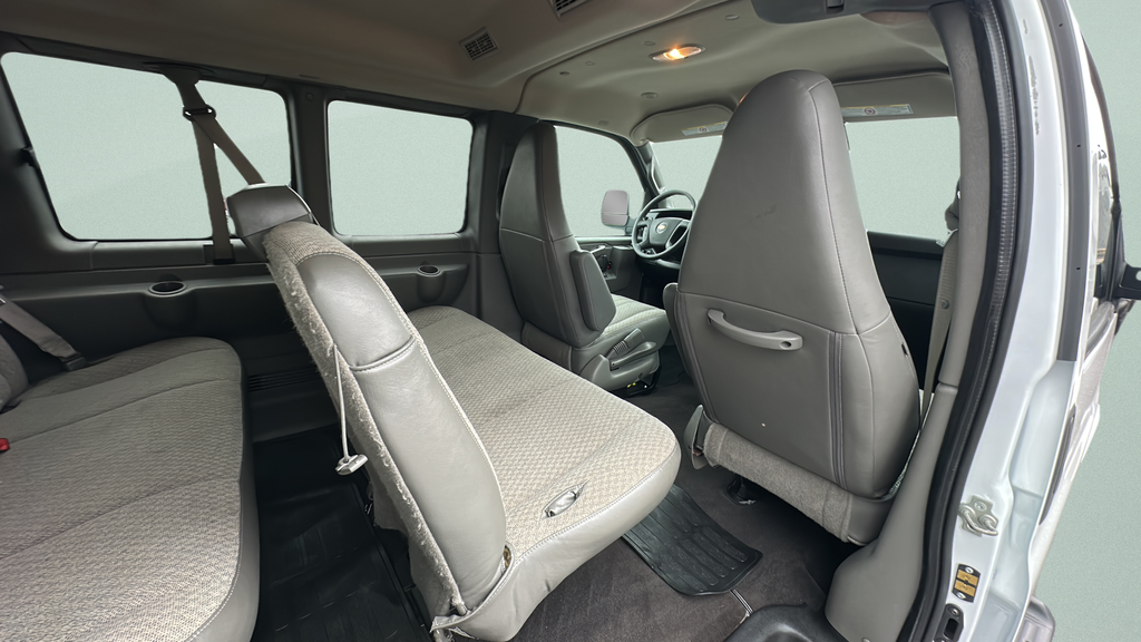 2025 Chevrolet Express 3500 LT Passenger