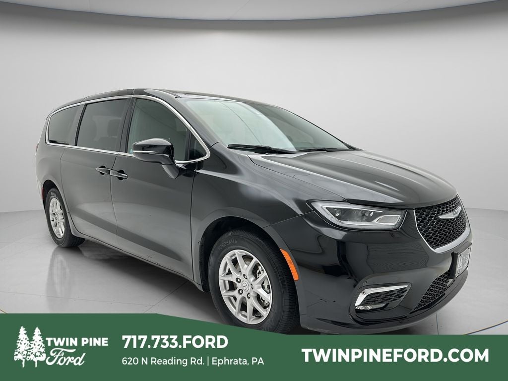 2025 Chrysler Pacifica Select's photo