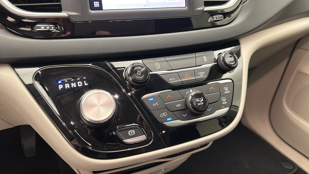 2022 Chrysler Voyager LX