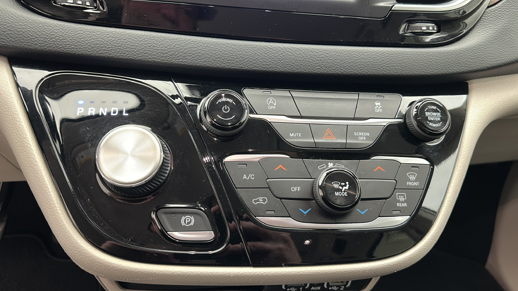 2023 Chrysler Voyager LX