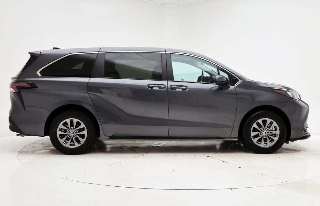 2025 Toyota Sienna LE 8 Passenger
