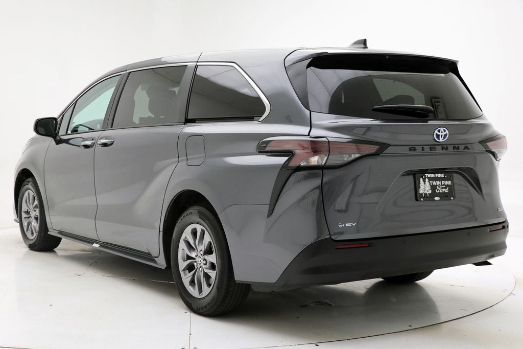 2025 Toyota Sienna XLE 8 Passenger
