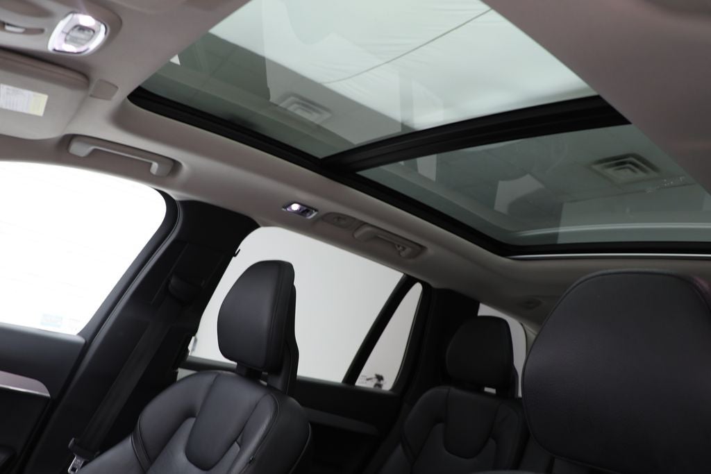 2016 Volvo XC90 Hybrid T8 Momentum