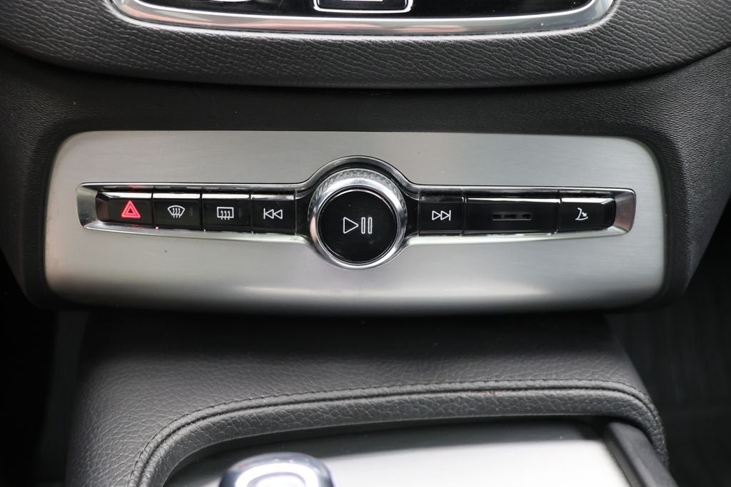 2016 Volvo XC90 Hybrid T8 Momentum