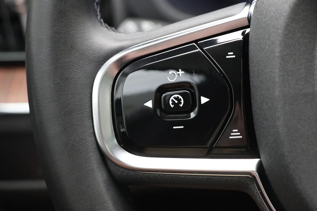 2024 Volvo XC60 B5 Plus Dark Theme