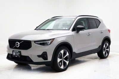 2025 Volvo XC40 B5 Plus Dark Theme