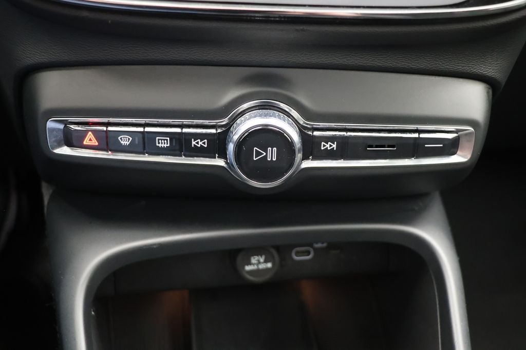 2025 Volvo XC40 B5 Plus Dark Theme