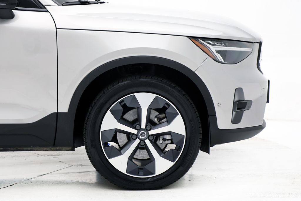 2025 Volvo XC40 B5 Plus Dark Theme