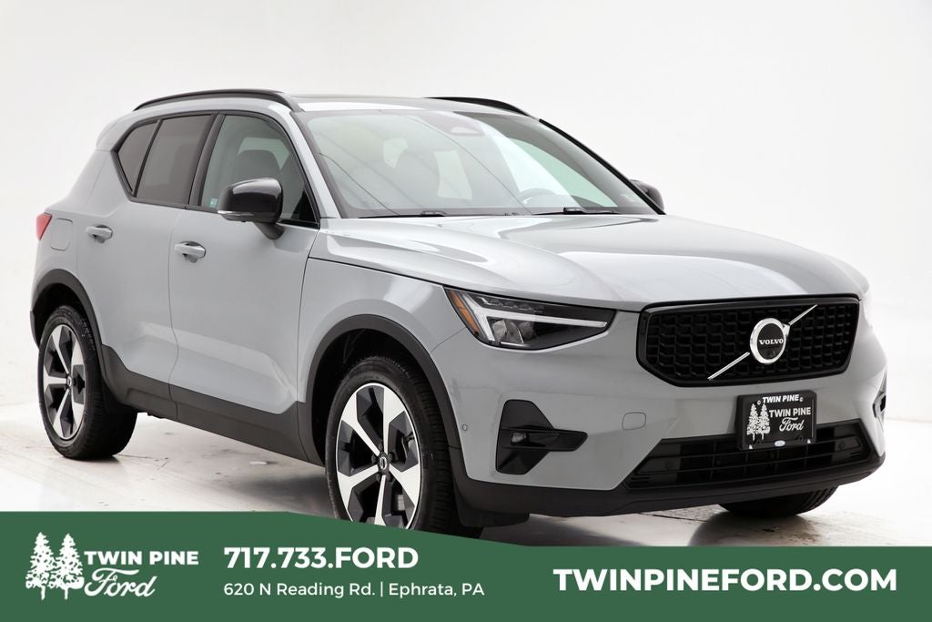 2025 Volvo XC40 B5 Plus Dark Theme