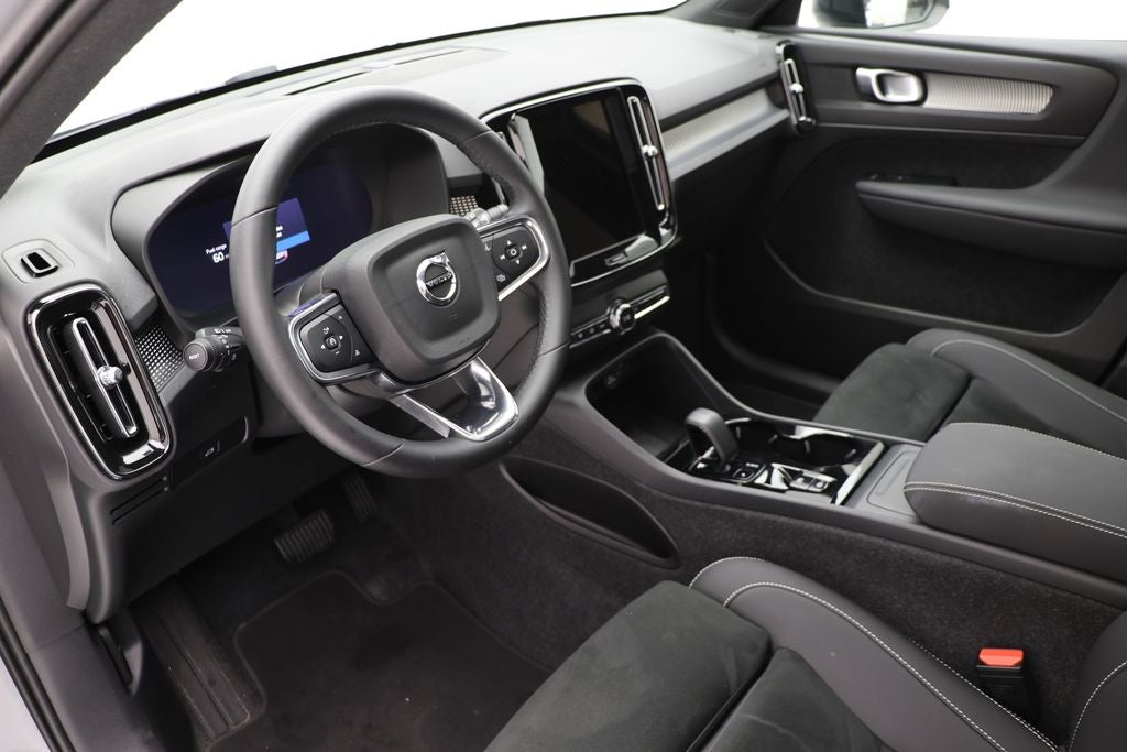 2025 Volvo XC40 B5 Plus Dark Theme
