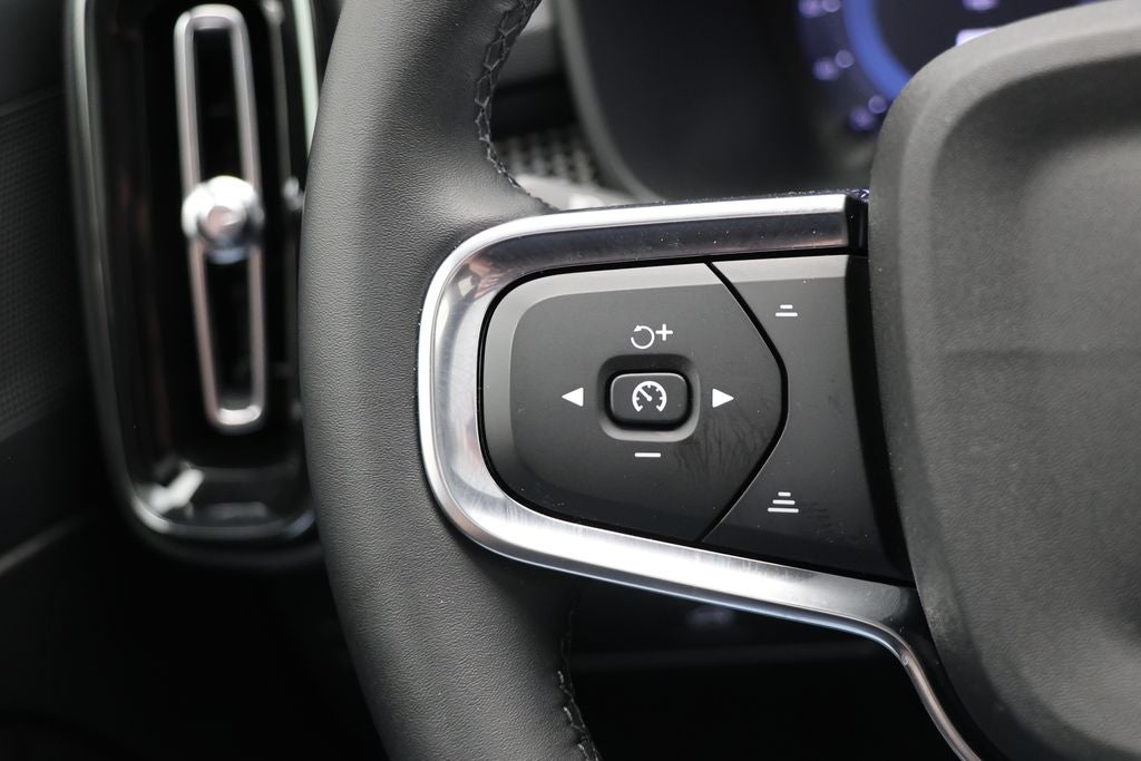 2025 Volvo XC40 B5 Plus Dark Theme