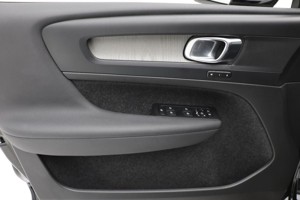 2023 Volvo XC40 B5 Plus Bright Theme