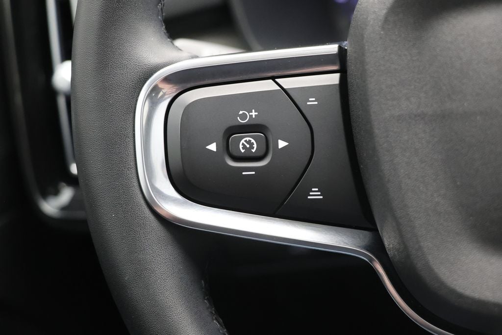 2023 Volvo XC40 B5 Plus Bright Theme