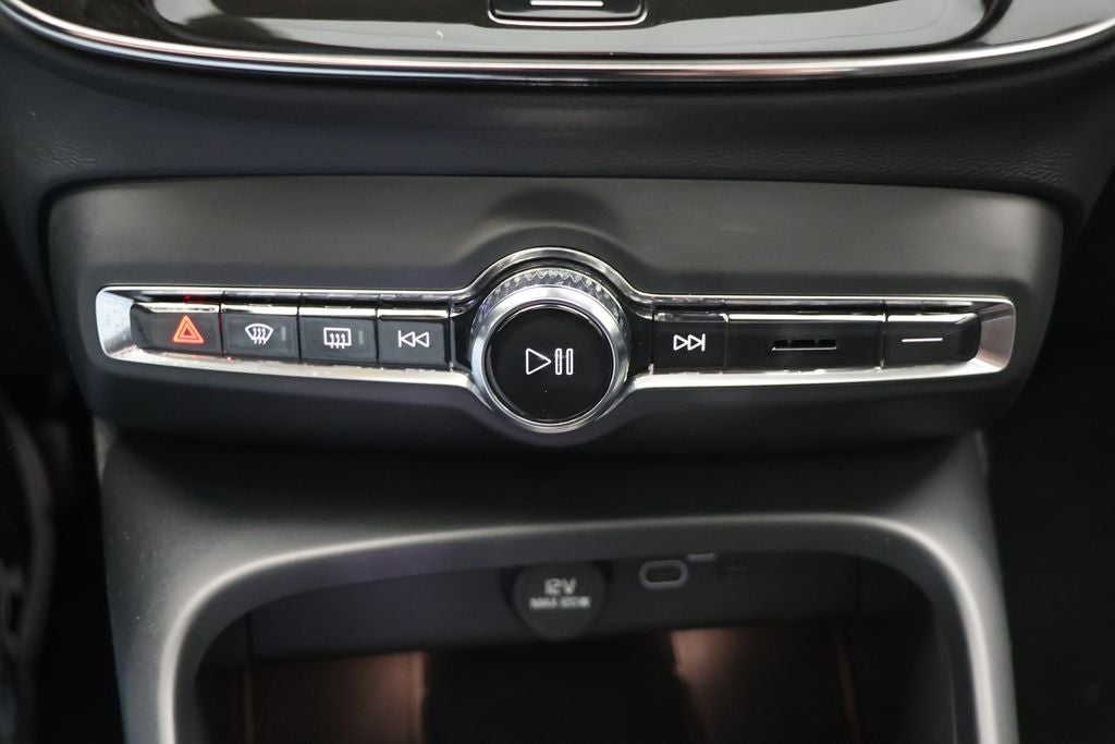 2023 Volvo XC40 B5 Plus Bright Theme