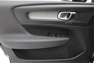 2023 Volvo XC40 B5 Plus Bright Theme