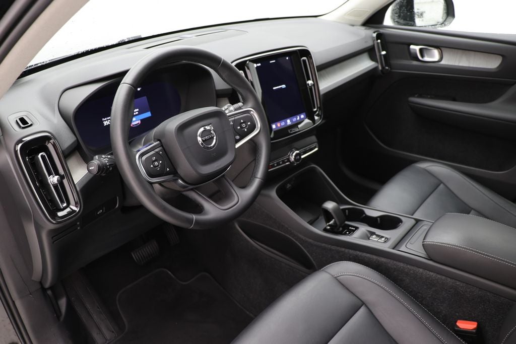 2025 Volvo XC40 B5 Core