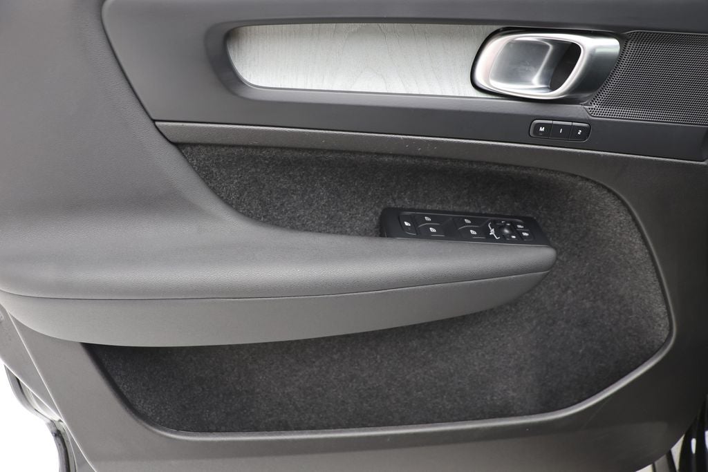 2025 Volvo XC40 B5 Core