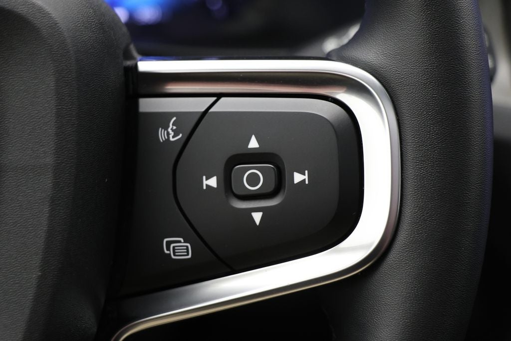 2025 Volvo XC40 B5 Core