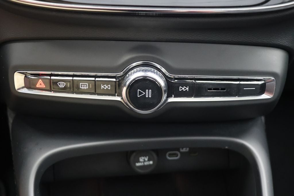 2025 Volvo XC40 B5 Core