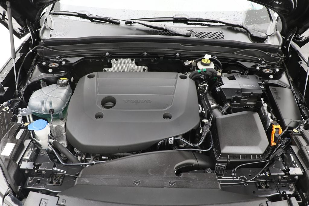 2025 Volvo XC40 B5 Core