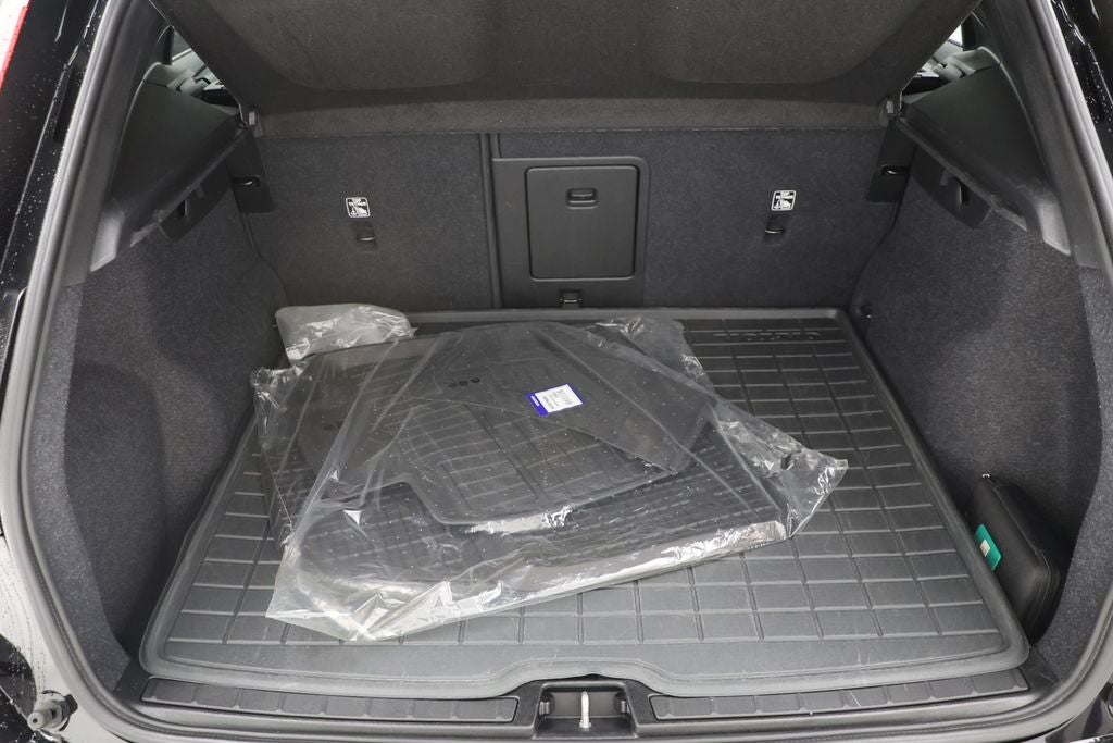 2025 Volvo XC40 B5 Core