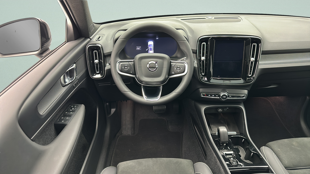 2023 Volvo XC40 B5 Plus Dark Theme