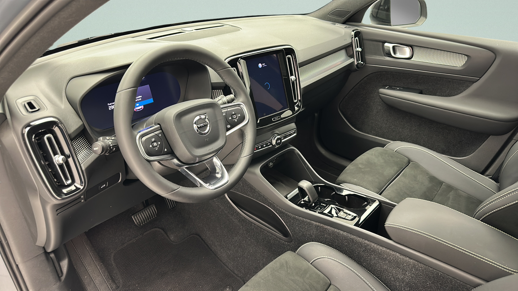 2023 Volvo XC40 B5 Plus Dark Theme