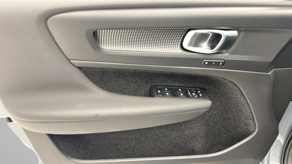 2023 Volvo XC40 B5 Plus Dark Theme