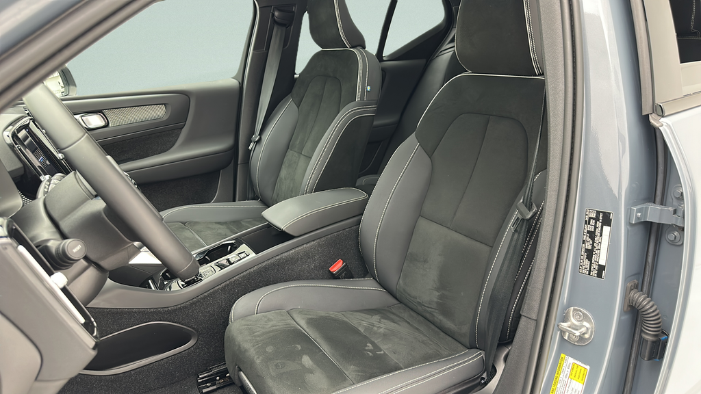 2023 Volvo XC40 B5 Plus Dark Theme