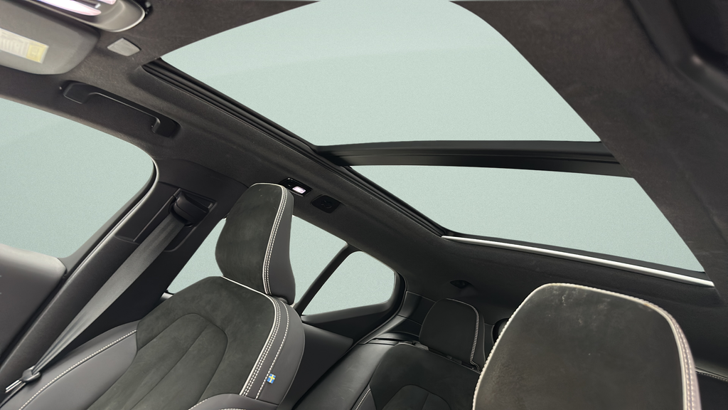 2023 Volvo XC40 B5 Plus Dark Theme