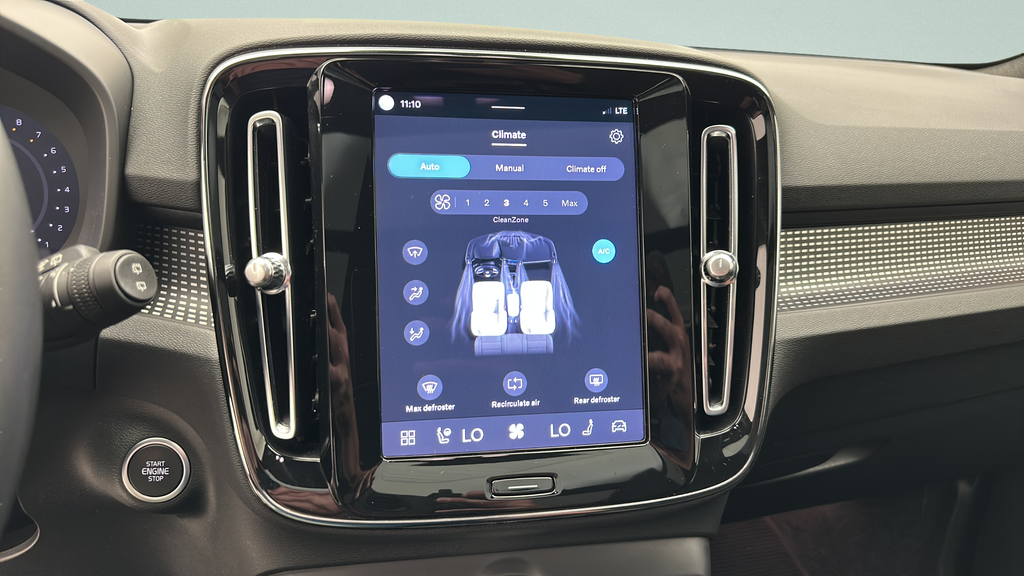 2023 Volvo XC40 B5 Plus Dark Theme