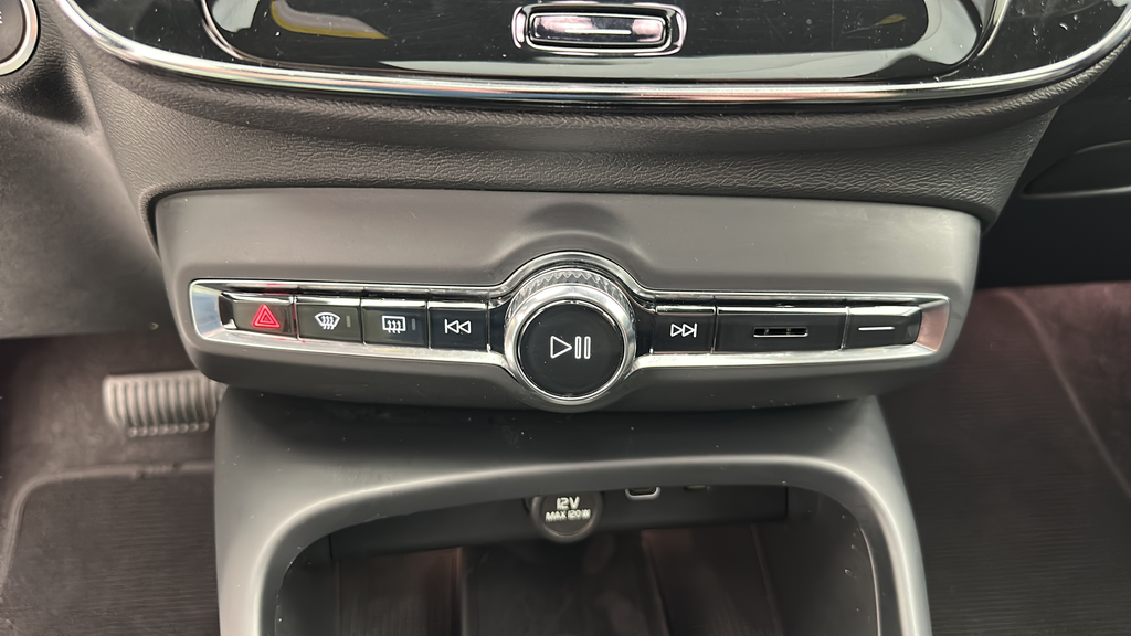 2023 Volvo XC40 B5 Plus Dark Theme