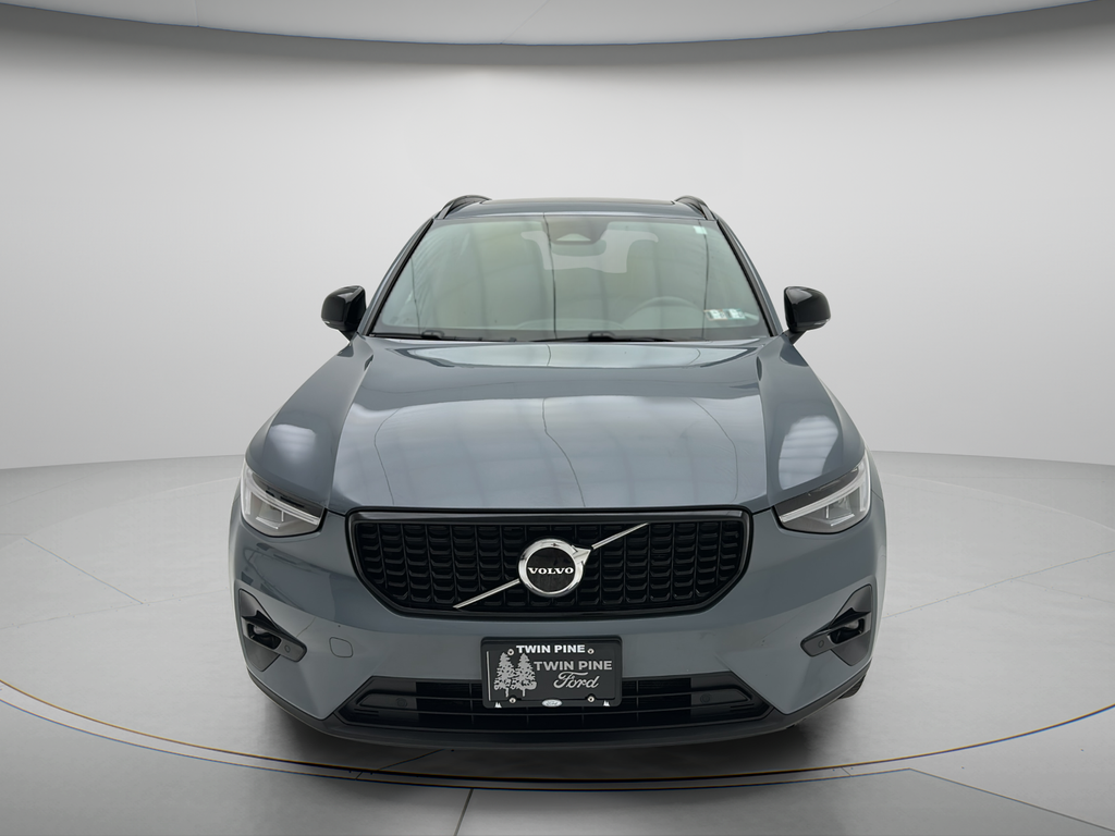 2023 Volvo XC40 B5 Plus Dark Theme