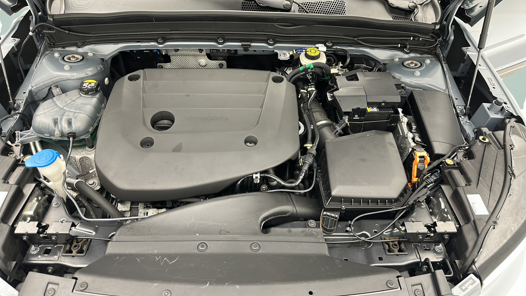 2023 Volvo XC40 B5 Plus Dark Theme