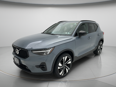 2023 Volvo XC40 B5 Plus Dark Theme