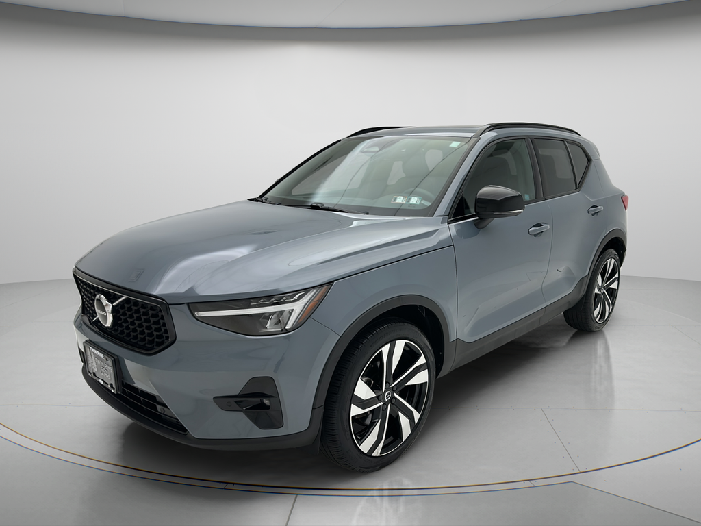 2023 Volvo XC40 B5 Plus Dark Theme