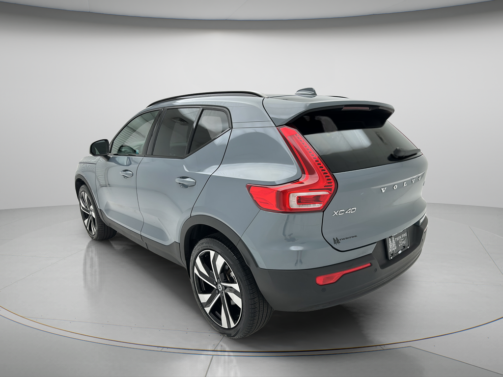 2023 Volvo XC40 B5 Plus Dark Theme