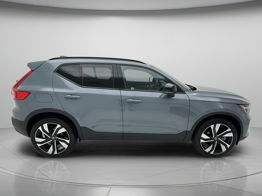 2023 Volvo XC40 B5 Plus Dark Theme