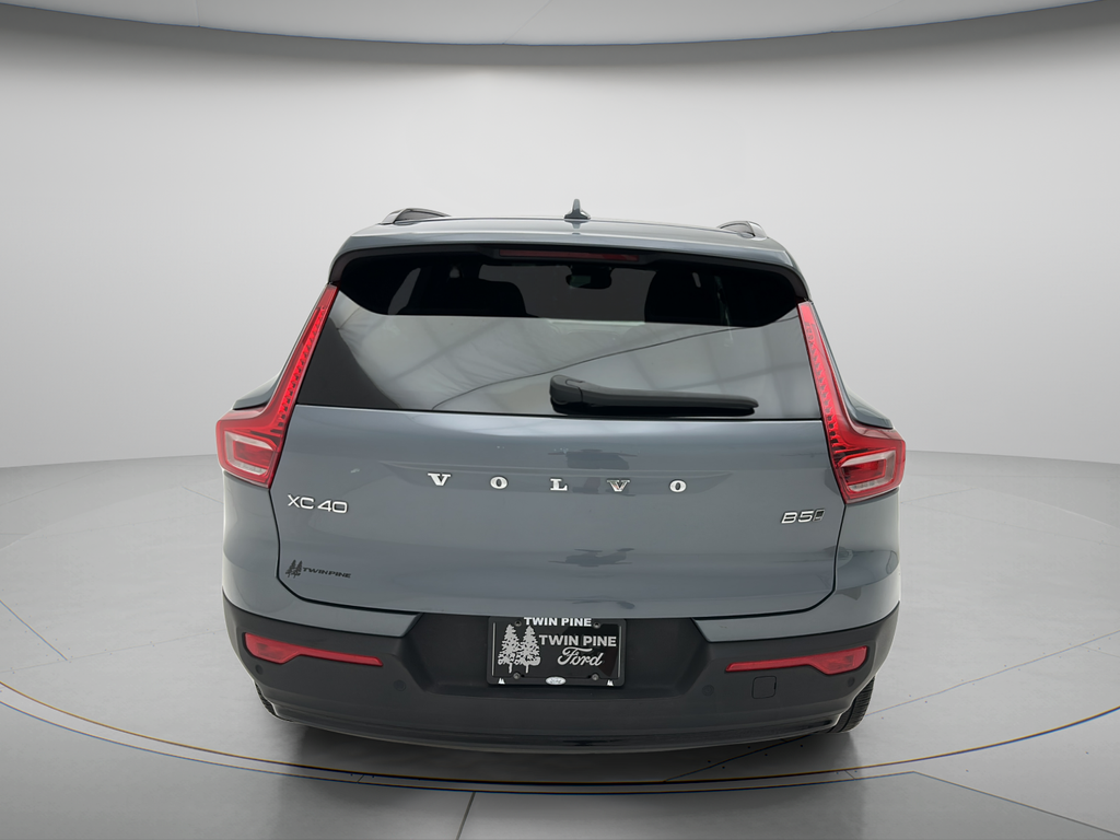 2023 Volvo XC40 B5 Plus Dark Theme